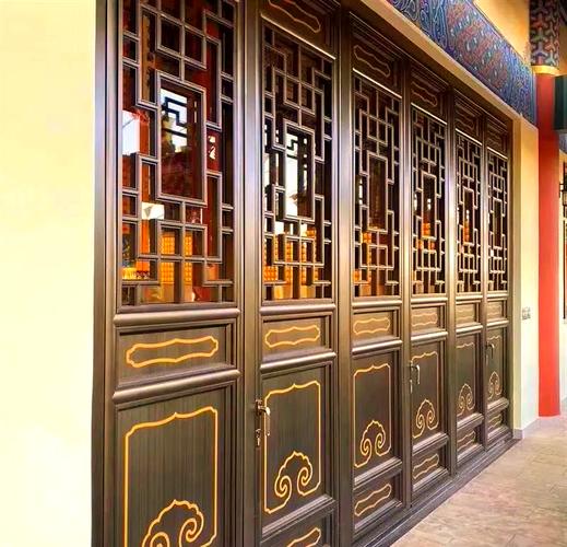 仿古格栅与门窗,以环保节能的铝合金为原料,经过精湛工艺加工而成