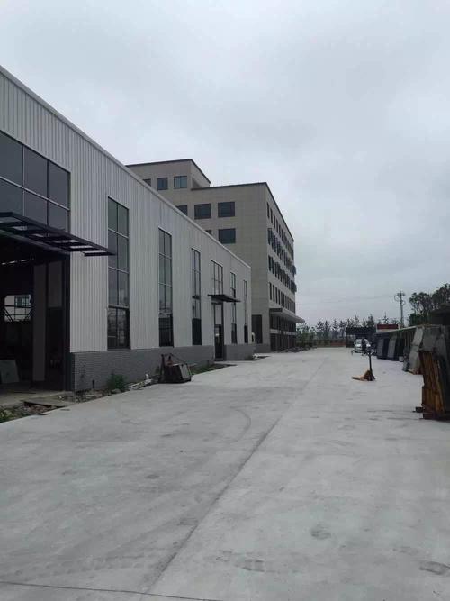严望南,公司经营范围包括:金属门窗,建筑幕墙制造,加工